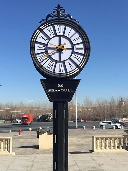 2-sided post clock with decoration